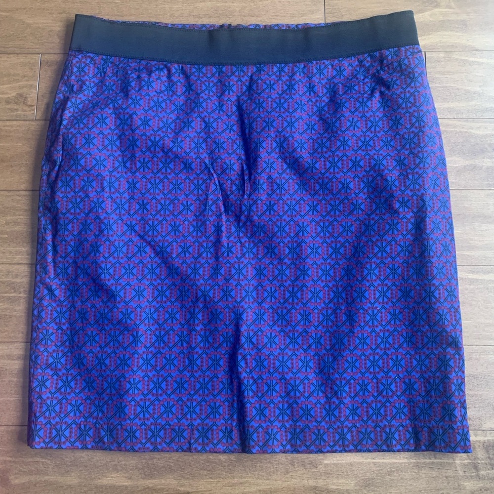 Sleek pencil skirt in a vibrant colour pattern